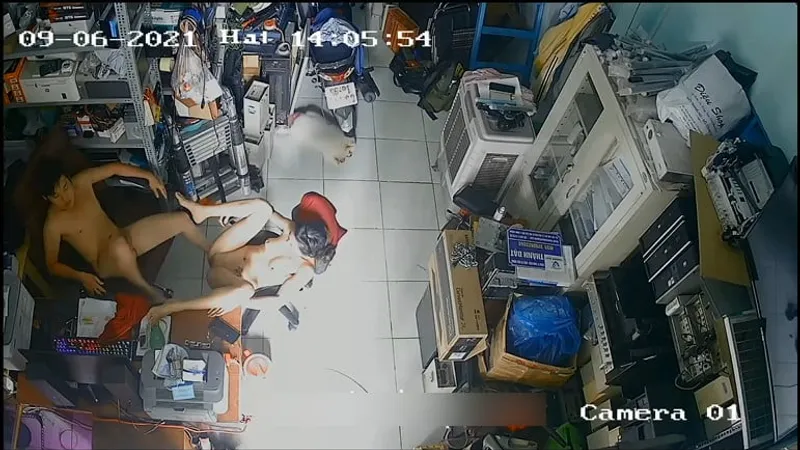 Vợ yêu Anh xã chịch nhau trong của hàng máy tính